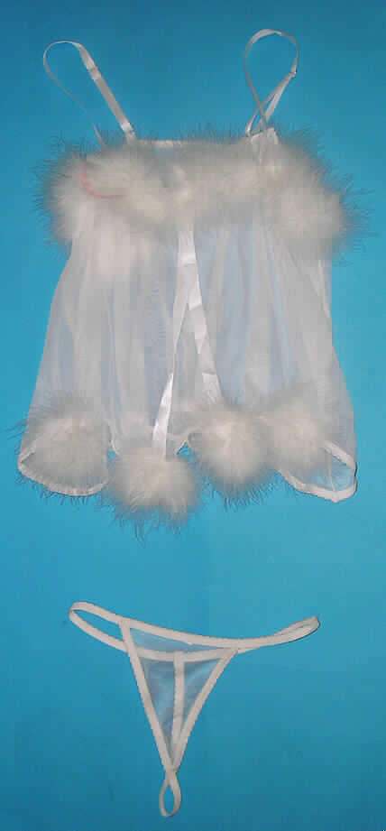 Schlafanzug bestehend aus einem sehr kurzen Nachthemd und einem slipähnlichen Kleidungsstück (Baby Doll), sog. Baby Doll, Hersteller-Artikelnummer 160815, Größe S/M, siehe beigefügtes Foto,
- gemeinsam für den Einzelverkauf aufgemacht,
- aus 0,3 mm dicken, durchscheinenden, einfarbigen Gewirken aus lt. Antrag 90% Polyamid
  und 10% Spandex (beides Chemiefasern),
- aufgrund des Schnitts eindeutig als Frauenkleidung erkennbar,
- Oberteil: über die Taille reichend (Rückenlänge: ca. 49 cm); mit verstellbaren
  Spaghettiträgern aus Geweben; ohne Öffnung und ohne Verschluss; vorn am gesamten 
  oberen Rand und seitlich am unteren Rand mit einem Besatz aus Federn; zum unteren 
  Rand hin weit geschnitten; am unteren Rand mit einem elastischen Band gesäumt; vorn, 
  vom oberen Rand ausgehend, mit zwei ca. 30 cm langen, lose hängenden, gewebten 
  Bändern mit einem Büschel aus Federn am Ende,
- slipähnliches Kleidungsstück; in Form eines Tangaslips gearbeitet; mit einem elastischen
  Band aus Geweben im Taillenabschluss, im Schritt und Gesäßbereich; mit sehr hohen
  Beinausschnitten, die mit elastischen Bändern aus Geweben gearbeitet sind; ohne Öffnung 
  und ohne Verschluss; im Schritt nicht doppelt gearbeitet und ohne Hygieneeinlage, 
  kennzeichnet sich jedoch aufgrund der Ausstattung und des Verwendungszwecks als 
  slipähnliches Kleidungsstück,
- insbesondere nach Schnitt, Material, Farbe und Ausstattung erkennbar dazu bestimmt,
  ausschließlich oder im Wesentlichen als Nachtkleidung (sog. Baby Doll) im Bett getragen
  zu werden.