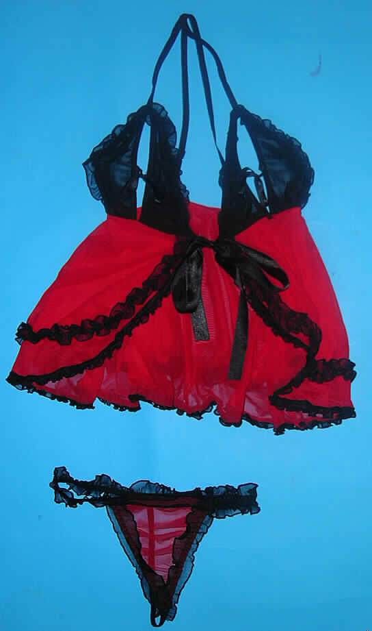 Schlafanzug bestehend aus einem sehr kurzen Nachthemd und einem slipähnlichen Kleidungsstück (Baby Doll), sog. Baby Doll, Hersteller-Artikelnummer 15MM2038, Größe S/M, siehe beigefügtes Foto,
- gemeinsam für den Einzelverkauf aufgemacht,
- aus 0,4 mm dicken, durchscheinenden, einfarbigen Gewirken aus lt. Antrag 90% Polyamid
  und 10% Spandex (beides Chemiefasern),
- aufgrund des Schnitts eindeutig als Frauenkleidung erkennbar,
- Oberteil: über die Taille reichend (Rückenlänge: ca. 60 cm); mit verstellbaren
  Spaghettiträgern; mit ausgearbeiteten Büstenteilen; im Bereich der Büste weitgehend offen; 
  unterhalb der Büste doppellagig gearbeitet; an den Rändern mit schmalen, angenähten,
  gerüschten Gewirkestreifen; im Büstenbereich und vorn unterhalb der Büste mit zu
  Schleifen gebundenen, gewebten Bändern; zum unteren Rand hin weit geschnitten,
- slipähnliches Kleidungsstück; in Form eines Tangaslips gearbeitet; mit einem elastischen
  Band aus Gewirken im Taillenabschluss und im Gesäßbereich; mit sehr hohen
  Beinausschnitten, die mit elastischen Bändern gearbeitet sind; ohne Öffnung und ohne
  Verschluss; im Taillenabschluss und vorn an den Beinausschnitten mit schmalen, 
  angenähten Gewirkestreifen; im Schritt nicht doppelt gearbeitet und ohne Hygieneeinlage,
  kennzeichnet sich jedoch aufgrund der Ausstattung und des Verwendungszwecks als 
  slipähnliches Kleidungsstück,
- insbesondere nach Schnitt, Material, Farbe und Ausstattung erkennbar dazu bestimmt,
  ausschließlich oder im Wesentlichen als Nachtkleidung (sog. Baby Doll) im Bett getragen
  zu werden.