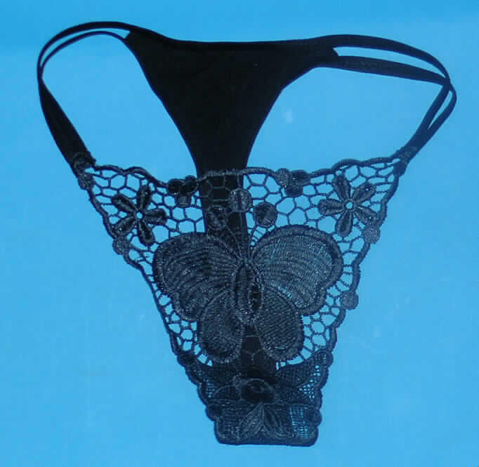 Slip für Frauen, sog. Damenslip, Hersteller-Artikelnummer 21342, Größe S, siehe beigefügtes Foto,
- Vorderseite aus bis zu 1,2 mm dicken, einfarbigen Stickereien der Pos 5810  (u.a. einen
  Schmetterling darstellend); Rückseite aus 0,7 mm dicken, einfarbigen Gewirken; beide 
  Flächenerzeugnisse aus lt. Antrag 90% Polyamid und 10% Spandex (beides 
  Chemiefasern),
- nach dem Wert und dem äußeren Erscheinungsbild bestimmen die Stickereien der
  Pos. 5810 den Charakter der Ware,
- in der Art eines Tangaslips gearbeitet; aufgrund des Schnitts eindeutig als Frauenkleidung 
  erkennbar,
- mit elastischen Bändern seitlich und im Rückenteil des Taillenabschlusses,
- ohne Öffnung und ohne Verschluss,
- im Schritt doppelt gearbeitet (sog. Hygieneeinlage).