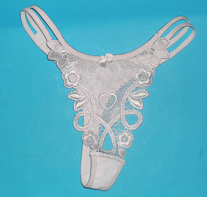 Slip für Frauen, sog. Damenslip, Hersteller-Artikelnummer 21596, Größe S/M, siehe beigefügtes Foto,
- Vorderseite aus bis zu 0,9 mm dicken, einfarbigen Stickereien; Rückseite aus 0,7 mm
  dicken, einfarbigen Gewirken; beide Flächenerzeugnisse aus lt. Antrag 90% Polyamid und
  10% Spandex (beides Chemiefasern),
- nach dem Wert und dem äußeren Erscheinungsbild bestimmen die Stickereien den
  Charakter der Ware,
- in der Art eines Tangaslips gearbeitet; aufgrund des Schnitts eindeutig als Frauenkleidung
  erkennbar;
- mit elastischen Bändern im Taillenabschluss,
- ohne Öffnung und ohne Verschluss,
- vorn im Taillenabschluss mit einer kleinen Schleife aus einem gewebten Band verziert,
- im Schritt doppelt gearbeitet (sog. Hygieneeinlage).