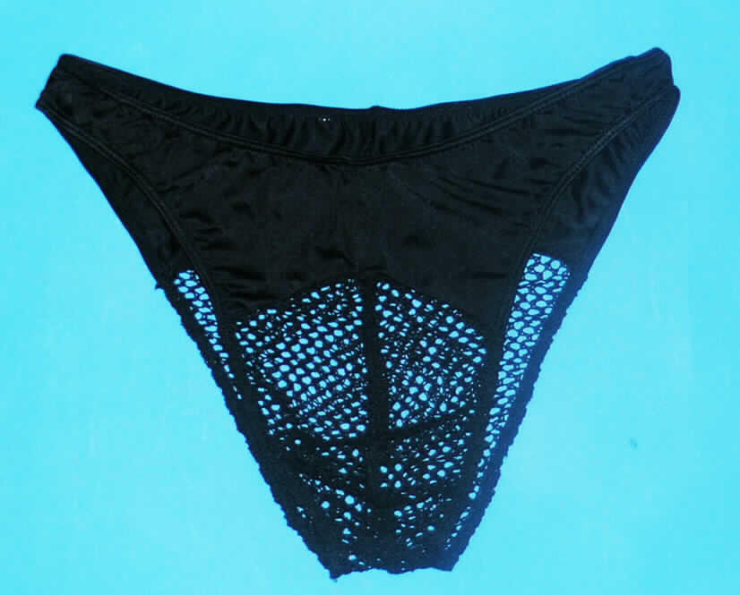 Slipähnliches Kleidungsstück für Männer, sog. Herrenslip, Hersteller-Artikelnummer 1553, Größe S, siehe beigefügtes Foto, in Erwachsenengröße,
- im oberen Bereich aus 0,6 mm dicken, einfarbigen, dichten Gewirken, im unteren Bereich
  aus 1,3 mm dicken, netzartig durchbrochenen Gewirken; beide Flächenerzeugnisse aus lt.
  Antrag 90% Polyamid und 10% Spandex (beides Chemiefasern),
- als Slip ohne Eingriff gearbeitet,
- in der Taille abschließend, mit einem elastischen Taillenbund,
- ohne Öffnung und ohne Verschluss, 
- aufgrund des anatomischen Schnitts als Männerkleidung erkennbar, 
- im Schritt nicht doppelt gearbeitet und ohne Hygieneeinlage, kennzeichnet sich jedoch
  aufgrund der Ausstattung und des Verwendungszwecks als slipähnliches Kleidungsstück, 
- mit hohen Beinausschnitten, an den Rändern mit elastischen Bändern gesäumt.