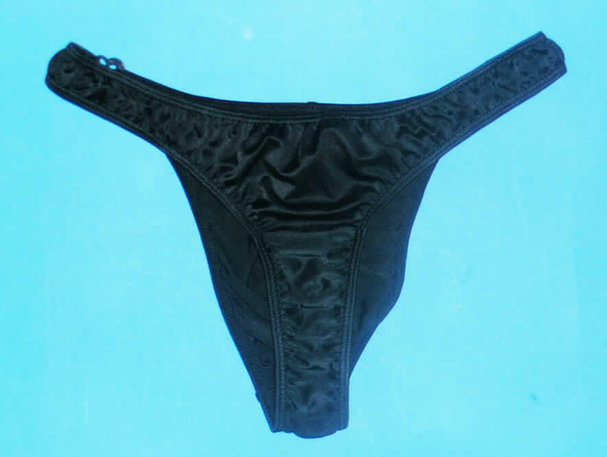 Slipähnliches Kleidungsstück für Männer, sog. Herrenslip, Hersteller-Artikelnummer 346, Größe S, siehe beigefügtes Foto, in Erwachsenengröße,
- aus 0,5 mm dicken, einfarbigen Gewirken aus lt. Antrag 90% Polyamid und 10% Spandex
  (beides Chemiefasern),
- als Slip ohne Eingriff gearbeitet,
- in der Taille abschließend, mit einem elastischen Taillenbund, der sich auf beiden Seiten
  durch einen Hakenverschluss öffnen lässt, 
- aufgrund des anatomischen Schnitts als Männerkleidung erkennbar, 
- im Schritt nicht doppelt gearbeitet und ohne Hygieneeinlage, kennzeichnet sich jedoch
  aufgrund der Ausstattung und des Verwendungszwecks als slipähnliches Kleidungsstück, 
- mit hohen Beinausschnitten, an den Rändern mit elastischen Bändern gesäumt.