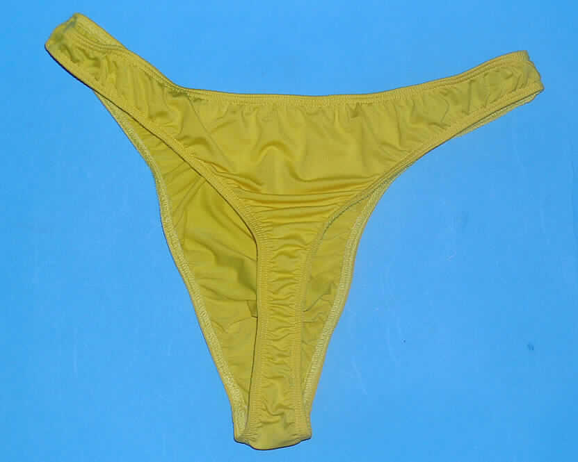 Slipähnliches Kleidungsstück für Männer, sog. Herrenslip, Hersteller-Artikelnummer 1556, Größe S, siehe beigefügtes Foto, in Erwachsenengröße,
- aus 0,5 mm dicken, einfarbigen Gewirken aus lt. Antrag 90% Polyamid und 10% Spandex
  (beides Chemiefasern),
- als Slip ohne Eingriff gearbeitet,
- in der Taille abschließend, mit einem elastischen Taillenbund,
- ohne Öffnung und ohne Verschluss, 
- aufgrund des anatomischen Schnitts als Männerkleidung erkennbar, 
- im Schritt nicht doppelt gearbeitet und ohne Hygieneeinlage, kennzeichnet sich jedoch
  aufgrund der Ausstattung und des Verwendungszwecks als slipähnliches Kleidungsstück, 
- mit hohen Beinausschnitten, an den Rändern mit elastischen Bändern gesäumt.