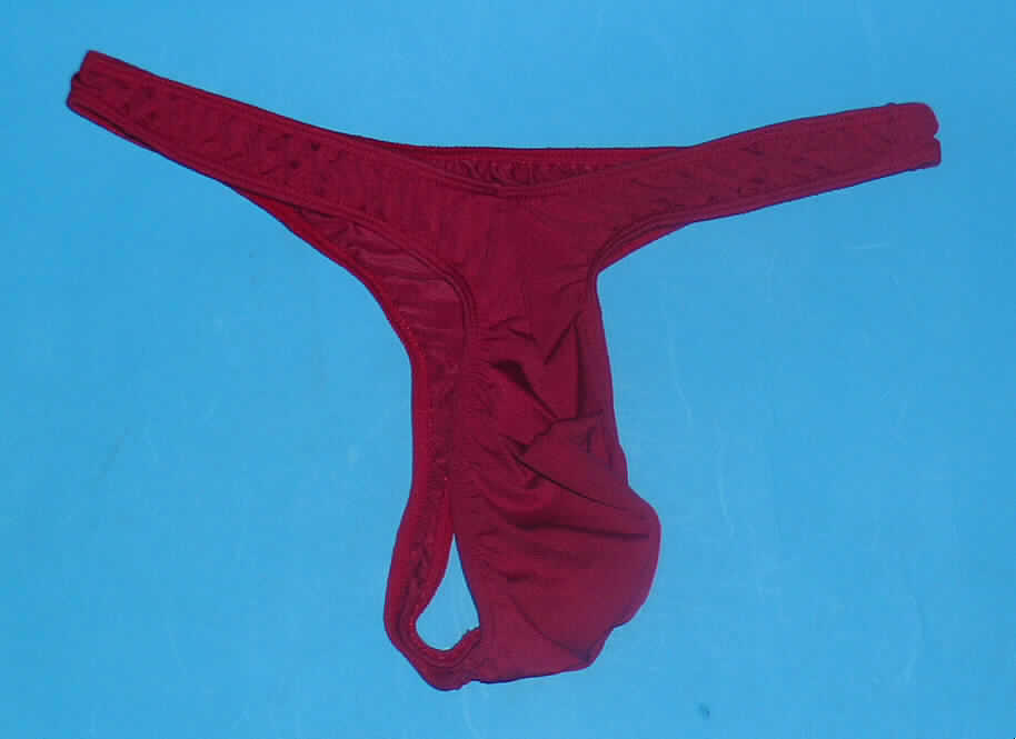 Slipähnliches Kleidungsstück für Männer, sog. Herrenslip, Hersteller-Artikelnummer 1532, Größe S, siehe beigefügtes Foto, in Erwachsenengröße,
- aus 0,5 mm dicken, einfarbigen Gewirken aus lt. Antrag 90% Polyamid und 10% Spandex
  (beides Chemiefasern),
- als Slip ohne Eingriff gearbeitet,
- in der Taille abschließend, mit einem elastischen Taillenbund, 
- ohne Öffnung und ohne Verschluss,
- aufgrund des anatomischen Schnitts als Männerkleidung erkennbar, 
- im Schritt nicht doppelt gearbeitet und ohne Hygieneeinlage, kennzeichnet sich jedoch
  aufgrund der Ausstattung und des Verwendungszwecks als slipähnliches Kleidungsstück, 
- mit hohen Beinausschnitten, an den Rändern mit elastischen Bändern gesäumt.