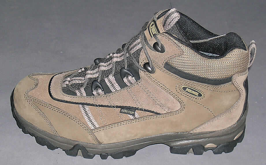Freizeitschuhe, Wanderschuhe, siehe Foto, 
- mit Laufsohlen aus Kautschuk, 
- mit Oberteil (geschlossenes Blatt) aus Leder (den größten Teil der Außenfläche bildend),
  Spinnstoff und Kunststoff, 
- mit Verstärkungsteilen aus Spinnstoff und Kunststoff (Spinnstoff mit einer mit bloßem 
  Auge wahrnehmbaren Außenschicht aus Kunststoff), 
- mit Schnürsenkelverschluss (u.a. mit abstehenden Metallhaken), 
- ohne Metallschutz in der Vorderkappe, 
- den Knöchel, jedoch nicht die Wade bedeckend (nicht über die dickste Stelle der Wade 
  hinausreichend), 
- mit einer Länge der Innensohle von mehr als 24 cm, 
- nicht als Männer- oder Frauenschuhe erkennbar, 
- aufgrund des äußeren Erscheinungsbildes, der stark profilierten Sohle und der abstehenden 
  Metallhaken für Freizeitaktivitäten (z. B. Wandern), jedoch nicht für Sportzwecke geeignet.