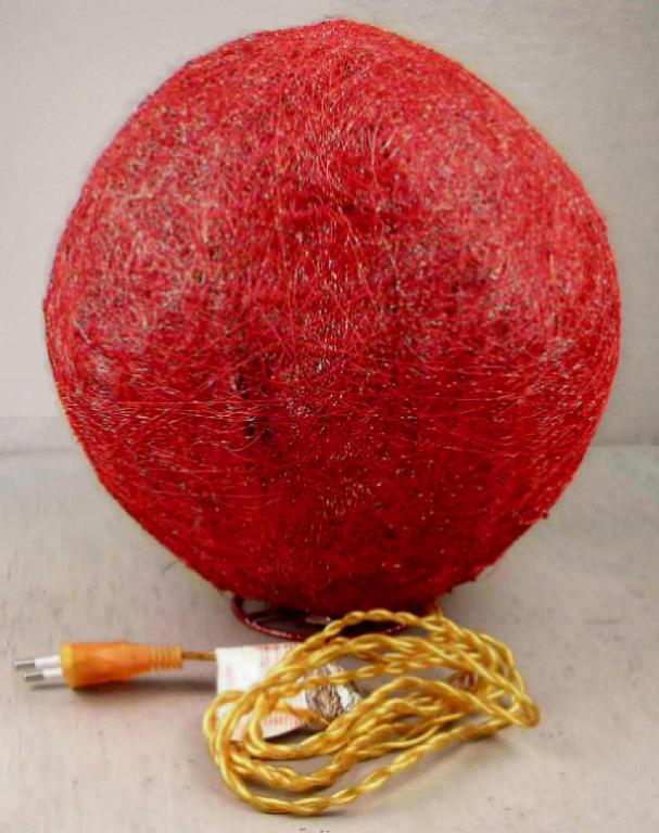 Zusammengesetzte Ware, bestehend aus einer anderen Ware zur Innenausstattung (Kugel) und einer elektrischen Lichterkette (Beleuchtungskörper), sog. Kugel zum Hinstellen mit Lichterkette, siehe Abbildung;
- andere konfektionierte Ware zur Innenausstattung,
-- in Form einer Kugel mit Standfuß gearbeitet,
-- mit einem Durchmesser von ca. 25 cm,
-- aus Sisal (pflanzlicher Spinnstoff der Position 5305), dessen Fasern textil bearbeitet 
   worden sind (somit liegt kein Flechtstoff des Kapitels 46 und damit auch keine Ware der 
   Position 4602 vor),
-- mit einem formgebenden Gittergerüst aus unedlem Metall, das sich nicht als fester Korpus 
   darstellt; mit Standfuß aus dem gleichen Material,
-- u. a. durch Zusammenfügen verschiedener Teile konfektioniert,
-- nicht handgearbeitet,
-- im Hinblick auf den Umfang und den Gesamteindruck bestimmen die Spinnstoffe den 
   Charakter der Ware,
- Beleuchtungskörper: 
-- bestehend aus einer im Inneren des Gittergerüsts montierten, elektrischen Lichterkette mit 
   kleinen Glühbirnen, die in eingeschaltetem Zustand durch die Spinnstofffasern sichtbar 
   sind,
-- mit Kabel und Stecker,
- soll zur Dekoration ausschließlich in Innenräumen verwendet werden, somit geht von der 
   Ware eine raumbezogene Funktion aus,
- insbesondere im Hinblick auf die Zierwirkung ist die Kugel aus Spinnstoffen als 
  charakterbestimmend anzusehen; die Lichterkette dient lediglich der Erhöhung der 
  Zierwirkung bei Eintritt der Dunkelheit; der dadurch entstehende Lichtschein bewirkt nur 
  eine geringe Veränderung der vorherrschenden Lichtverhältnisse und ist damit nicht 
  ausreichend, um die Umgebung der Kegels zu beleuchten (damit keine Ware der 
  Position 9405),
- kein Festartikel der Position 9505, da die Ware aufgrund ihrer Beschaffenheit u.a. keinen 
  Bezug auf ein bestimmtes Fest aufweist.