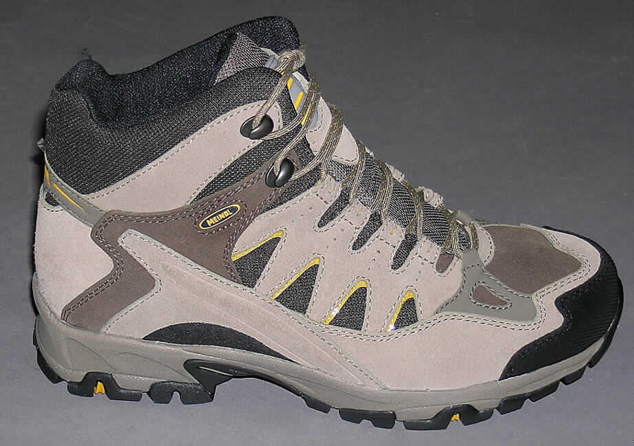 Freizeitschuhe, Wanderschuhe, siehe Foto, 
- mit Laufsohlen aus (lt. Antrag) Kautschuk, 
- mit Oberteil (geschlossenes Blatt) aus Leder (den größten Teil der Außenfläche bildend),
  Spinnstoff und Kunststoff  (Spinnstoff mit einer mit bloßem Auge wahrnehmbaren
  Außenschicht aus Kunststoff), 
- mit Verstärkungsteilen aus Leder und Kunststoff, 
- mit Schnürsenkelverschluss (u.a. mit abstehenden Metallhaken), 
- ohne Metallschutz in der Vorderkappe, 
- den Knöchel, jedoch nicht die Wade bedeckend (nicht über die dickste Stelle der Wade 
  hinausreichend), 
- mit einer Länge der Innensohle von mehr als 24 cm, 
- nicht als Männer- oder Frauenschuhe erkennbar, 
- aufgrund des äußeren Erscheinungsbildes, der stark profilierten Sohle und der abstehenden 
  Metallhaken für Freizeitaktivitäten (z. B. Wandern), jedoch nicht für Sportzwecke geeignet.