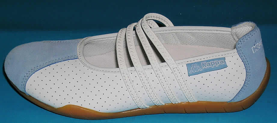 Freizeitschuhe (lt. Antrag Damen Ballerina, Art.-Nr. 240260 - 51176 -), siehe Foto, 
- mit Laufsohlen aus Kunststoff (lt. Antrag), 
- mit einem weit ausgeschnittenen Oberteil (geschlossenes Blatt) aus Leder, 
- mit vier schmalen elastischen Riemchen über dem Spann, 
- ohne Metallschutz in der Vorderkappe, 
- nicht den Knöchel bedeckend, 
- mit einer Länge der Innensohle von mehr als 24 cm, 
- für Frauen, 
- nach Form, Schnitt und Ausstattung nicht für Sportzwecke geeignet (die lange Einschlupf- 
  öffnung, das kurze Vorderblatt und die vier Riemchen gewährleisten nicht die erforderliche 
  Stabilität für den Fuß im Schuh).