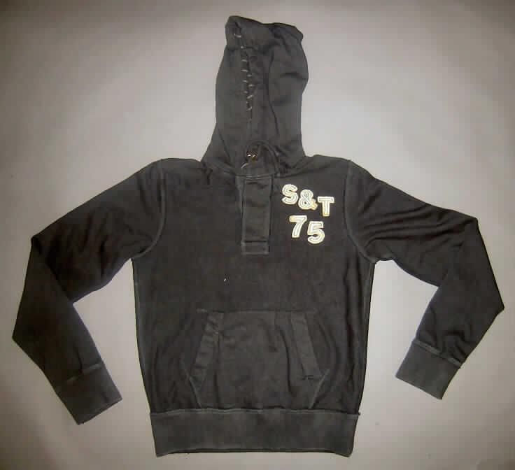 Blouson für Männer, sog. Surplus-Henley, Größe S, siehe Foto,
- aus 1,2 mm dicken, einfarbigen (grau) Gewirken aus laut Antrag 100 % Baumwolle,
- mit einer gefütterten Kapuze mit eingezogener Kordel,
- mit einer teilweisen Öffnung mit Knopfleiste; mit Überlappung der Patte von links über rechts (Männerkleidung),
- über die Taille reichend (Rückenlänge: 66 cm),
- mit langen Ärmeln, die über den unteren Rand des Kleidungsstücks hinausreichen; 
  an den Ärmelenden mit gerippten Bündchen, 
- vorn mit einer großen, aufgesetzten Tasche unterhalb der Taille (sog. Känguru-Tasche),
- am unteren Rand mit einem angesetzten, doppelt gearbeiteten, verengenden, gerippten Bund, 
- vorn mit einer Applikationsstickerei mit dem Schriftzug "S & T 75" verziert,
- aufgrund des Schnitts und der Ausstattung handelt es sich um einen Blouson, somit kein Pullover der Position
  6110.