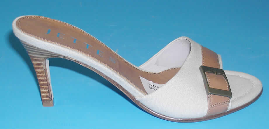 Sandaletten; lt. Antrag: Freizeitschuhe - siehe Abbildung
- mit Laufsohlen aus Leder
- mit Oberteil aus Spinnstoff
- mit Verzierung (Riemen aus Leder, mit einer Zierschnalle)