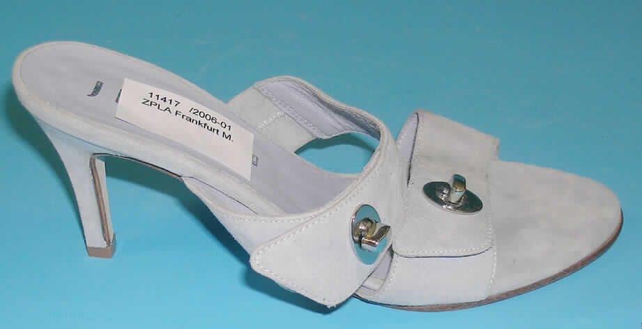 Sandaletten; lt. Antrag: Freizeitschuhe - siehe Abbildung
- mit Laufsohlen aus Leder
- mit zehenfreiem Oberteil (nicht geschlossenes Blatt, ohne Vorderkappe) aus Leder
- mit zwei Bändern über dem Spann, die mit je einem zierenden, nicht dem Verschließen 
  dienenden Knebelverschluss aus unedlem Metall ausgestattet sind
- nicht den Knöchel bedeckend
- mit einer größten Höhe des Absatzes (einschließlich der Sohle) von mehr als 3 cm