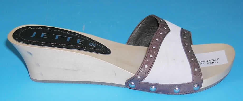 Sandaletten; lt. Antrag: Freizeitschuhe - siehe Abbildung
- mit Laufsohlen (lt. Antrag) aus Kautschuk (Stoff, der die Berührungsfläche mit dem Boden 
  bildet)
- mit einer Hauptsohle aus Holz
- ohne Innensohle
- mit Oberteil aus einer Band über dem Spann aus Leder
- nicht handgearbeitet
- ohne Vorderkappe