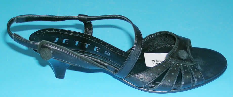 Sandaletten; lt. Antrag: Freizeitschuhe - siehe Bild
- mit Laufsohlen aus Leder
- mit Oberteil aus Leder (lt. Antrag)
- nicht den Knöchel bedeckend
- nicht mit geschlossenem Blatt
- mit einer größten Höhe des Absatzes (einschließlich der Sohle) von mehr als 3 cm
- ohne Vorderkappe