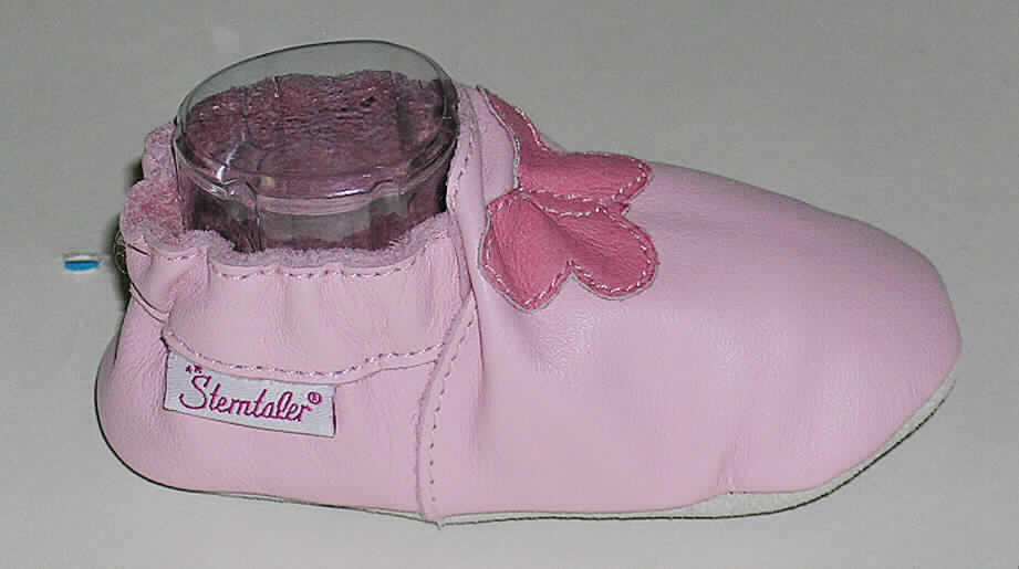 Hausschuhe für Kleinkinder (lt. Antrag Modell 55612 - Lederschuh), siehe Foto,
- mit Laufsohlen aus Leder,
- mit Oberteil aus Leder,
- mit Verstärkungsteilen und Verzierung aus Leder,
- ohne Metallschutz in der Vorderkappe,
- mit geschlossenem Blatt,
- nicht den Knöchel bedeckend.
