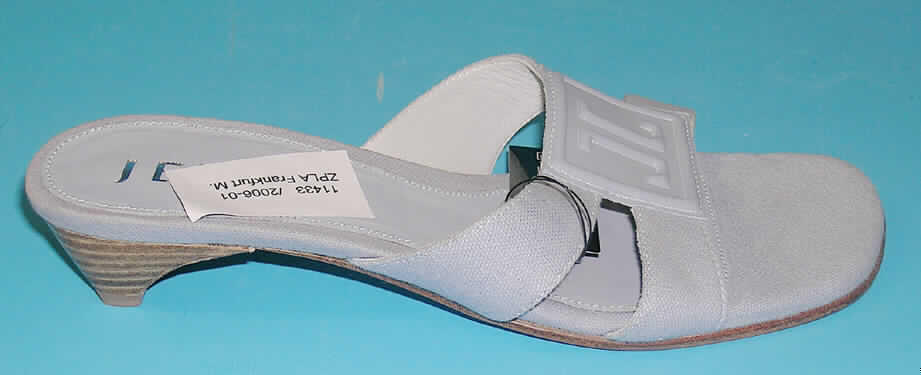 Sandaletten; lt. Antrag: Freizeitschuhe - siehe Abbildung
- mit Laufsohlen aus Leder
- mit Oberteil aus Spinnstoff (den größten Teil der Außenfläche bildend) und Leder