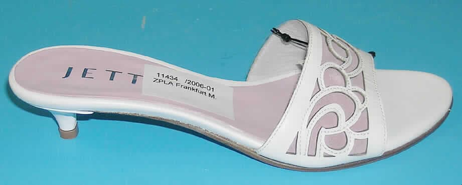 Sandaletten; lt. Antrag: Freizeitschuhe - siehe Abbildung
- mit Laufsohlen aus Leder
- mit Oberteil aus Leder (lt. Antrag)
- mit zehenfreiem Oberteil (nicht geschlossenes Blatt, ohne Vorderkappe) aus Leder
- nicht den Knöchel bedeckend
- mit einer größten Höhe des Absatzes (einschließlich der Sohle) von mehr als 3 cm