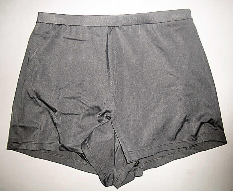 Badehose für Frauen, Artikel Dominica 3S7 973, Größe M, siehe beigefügtes Foto,
- aus 0,7 mm dicken, einfarbigen, elastischen Gewirken aus lt. Antrag 80% Polyamid/Nylon
  (synthetische Chemiefasern) und 20% Lycra (Elastomergarn, synthetische Chemiefasern),
- ohne Kautschukfäden; die Elastizität ergibt sich durch die Verwendung von Elastomergarn (Lycra),
- in der Taille abschließend; mit einem 2,5 cm breiten, durchgehend elastischen Taillenbund,
- ohne Öffnung und ohne Verschluss, 
- innen am Bund ist eine Innenhose in Form eines Taillenslips dauerhaft angenäht,
-- an den Beinausschnitten mit schmalen, elastischen Abschlüssen,
-- im Vorderteil doppelt gearbeitet,
- am unteren Rand durch Umschlagen und Festnähen gesäumt,
- aufgrund der Ausstattung des Innenslips als Frauenkleidung erkennbar,
- das Kleidungsstück lässt nach Material (vollständig aus Chemiefasern) und Ausstattung (Innenslip)
  erkennen, dass es im Wesentlichen als Badekleidung (Badehose) und nicht als "kurze Hose" 
  der Position 6104 getragen werden soll.