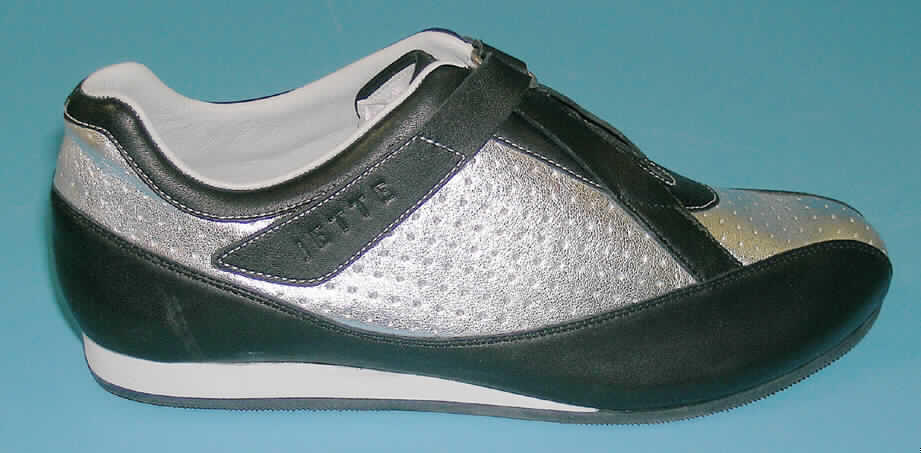 Freizeitschuhe - siehe Abbildung
- mit Laufsohlen aus Kautschuk (lt. Antrag)
- mit Oberteil (geschlossenes Blatt) aus Leder
- mit Verstärkungsteilen aus Leder
- nicht den Knöchel bedeckend
- mit einer Länge der Innensohle von mehr als 24 cm
- mit zwei kurzen, elastischen Bändern aus Spinnstoff (über der Lasche) und zwei ca. 2 cm
  breiten, x-förmig über den Spann verlaufenden Lederbändern, wovon eines lediglich im
  oberen Bereich des Spanns durch eine am zweiten Band befestigte Öse gezogen und
  mittels eines Klettverschlusses befestigt wird (gewährleistet nicht die für einen
  trainingsschuhähnlichen Schuh notwendige Stabilität des Fußes im Schuh)
- ohne Schutz in der Vorderkappe