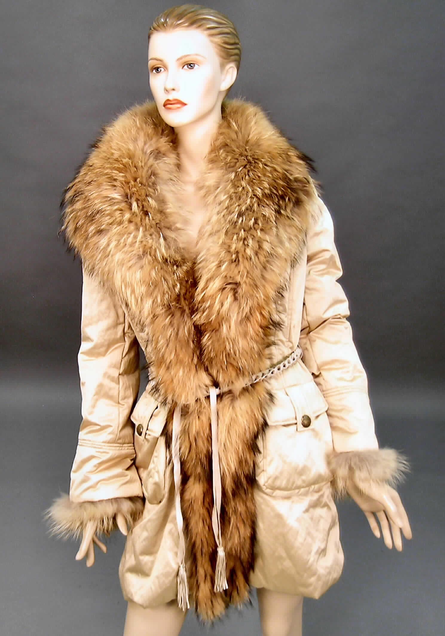 Kleidung aus Pelzfellen, sog. Damenjacke Style Costa, siehe Foto,
- Vorder-, Rückseite und Ärmel aus Spinnstoffgeweben,
- mit einem Besatz aus (lt. Antrag) Waschbärfell, der in Form eines großen Kragens, 
  sich nach unten verjüngend, über die Vorderseite verläuft, 
- an den Ärmelenden mit einem ca. 4 cm breiten Besatz aus (lt. Antrag) Waschbärfell,
- aufgrund des Umfangs des Pelzfells liegt kein einfacher Besatz vor,
- mit einer durchgehenden Öffnung auf der Vorderseite mit Druckknopfverschlüssen und
  einem Bindegürtel,
- Rückenlänge ca. 83 cm.