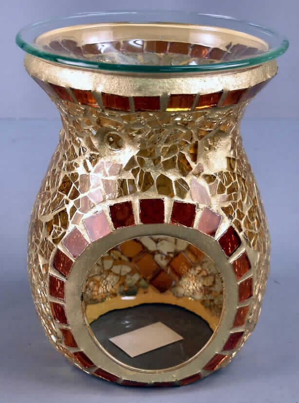 Glasware zur Innenausstattung, sog. Aromalampe Mosaico, siehe Foto, 
- in Form eines oben offenen bauchigen Gefäßes (Höhe: ca. 14,5 cm, 
  Durchmesser oben: ca. 10 cm) mit einer Öffnung auf der Rückseite zum
  Einstellen eines Teelichtes (nicht Gegenstand dieser vZTA), 
- außen mit bunten Glasstücken mosaikartig beklebt,
- mit einem leicht gewölbten, klarsichtigen Schälchen (Durchmesser oben ca 11,5 cm), 
  das auf den oberen Teil des Gefäßes aufgelegt wird,
- aus augenscheinlich gewöhnlichem Glas,
- nicht handgearbeitet,
- zur Verdunstung der im Schälchen befindlichen Duftöle (nicht Gegenstand dieser VZTA), 
- kein nicht elektrischer Beleuchtungskörper der Pos. 9405, da die Ware nicht der Erhellung 
  der Umgebung dient.