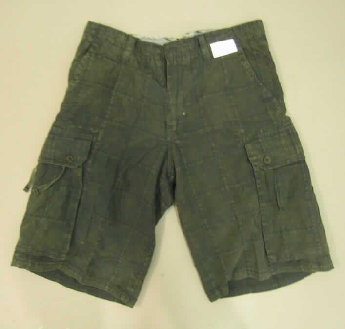 Kurze Hose für Männer, sog. Checkboard Short, Artikel 05-5650-03, Größe M, 
- aus 0,4 mm dicken Geweben aus lt. Antrag 100 % Baumwolle,
- in der Taille abschließend, mit Gürtelschlaufen,
- vorn mit einer Öffnung mit Reißverschluss mit Patte und Knopfverschluss im
  Taillenbund von links über rechts (Männerkleidung),
- vorn mit zwei eingesetzten Taschen, auf jedem Hosenbein mit einer aufgesetzten Tasche
  sowie mit zwei eingesetzten Gesäßtaschen,
- mit kurzen Hosenbeinen, die nicht die Knie bedecken (Seitenlänge: 55 cm)
- an den Beinabschlüssen gesäumt.