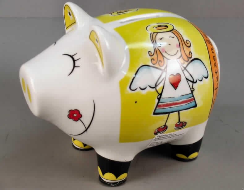 Keramischer Ziergegenstand, sog "Sparschwein Schutzengel", siehe Foto, 
- weiße, glasierte, innen hohle, außen verzierte Spardose in Form eines stilisierten 
  Schweines, 
- mit einem Schlitz auf der Oberseite zum Einwerfen von Münzen und einer kleinen, runden, 
  mit einem Kunststoffstopfen verschlossenen Öffnung auf der Unterseite, 
- mit den Abmessungen von ca. 15,5 (L) x 10 (B) x 11 (H) cm, 
- keramisches Erzeugnis, nach der Formgebung gebrannt, tonmineralhaltiges Material 
  enthaltend, 
- nach dem Ergebnis der augenscheinlichen Untersuchung handelt es sich um Porzellan 
  (weißer, verglaster Scherben, durchscheinend, mit dem Stahlnagel nicht ritzbar), 
- augenscheinlich nicht handgearbeitet.