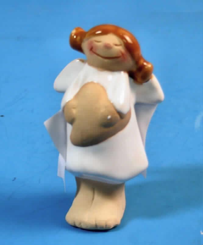Keramischer Ziergegenstand, sog. Keramik-Engel,
- in Form einer innen hohlen, stehenden Engelsfigur,
- bemalt (u.a. ein weißes Kleid darstellend),
- mit einer Größe von ca. 7 cm, 
- keramisches Erzeugnis, nach der Formgebung gebrannt, tonmineralhaltiges Material,
- nach augenscheinlicher Untersuchung handelt es sich um feine Erden;
  hellbrauner Scherben, inhomogene Bestandteile mit bloßem Auge nicht erkennbar, 
  nicht durchscheinend, mit einem Stahlnagel ritzbar, an der Zunge haftend,
- augenscheinlich nicht handgearbeitet,
- kein Festartikel der Position 9505, da ein eindeutiger Bezug zum Weihnachtsfest
  nicht erkennbar ist (kein Verkündigungsengel).