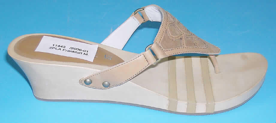 Zehenstegsandaletten (Dianetten); lt. Antrag: Freizeitschuhe - siehe Abbildung
- mit Laufsohlen (lt. Antrag) aus Kautschuk (Stoff, der die Berührungsfläche mit dem Boden 
  bildet)
- mit einer Hauptsohle aus Holz
- ohne Innensohle
- mit Oberteil aus einer dreieckigen Bandage aus Leder
- nicht handgearbeitet
- ohne Vorderkappe