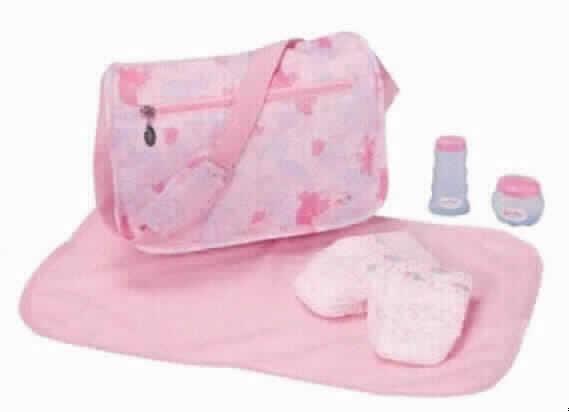 Warenzusammenstellung, bestehend aus einer Umhängetasche, einer Wickelauflage, 
zwei Puppenwindeln und Spielzeug in Form von zwei Cremedöschen,
sog. Baby Born Fairy Style Changing Bag, Art.-Nr. 809495,
in Aufmachung für den Einzelverkauf (gemeinsam verpackt), zur Befriedigung eines 
speziellen Bedarfs (Puppenpflege) zusammengestellt, bestehend aus
- einer Umhängetasche (sog. Puppen-Wickeltasche), 
-- mit einer Außenseite aus Spinnstoffen, 
-- mit einem verstellbaren, gepolsterten Schultertragegurt,
-- mit einer Überschlagklappe mit Klettverschluss, 
-- mit einem Reißverschlussfach auf der Überschlagklappe, 
-- mit zwei Hauptfächern, das vordere ist mittels zweier Reißverschlüsse aufklappbar und 
   mit einem weiteren Fach ausgestattet, ansonsten ohne weitere Einteilung,
-- mit den Abmessungen von ca. 28 x 21 x 7 cm, 
-- augenscheinlich nicht handgearbeitet, 
- einer Wickelauflage aus Spinnstoffgewirken, 
-- rundum mit einem Gewebestreifen gesäumt, 
-- mit den Abmessungen von ca. 50 x 30 cm, 
- Puppenzubehör in Form von zwei Nachbildungen von Windeln,
-- aus Vliesstoffen,
- Spielzeug in Form von zwei Nachbildungen von Cremedosen, 
-- aus Kunststoffen, 
- die Umhängetasche bestimmt nach dem Umfang und in Bezug auf die Verwendung
  (Transport der Puppenpflegeartikel) den Charakter der Warenzusammenstellung.
