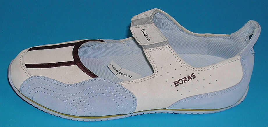 Freizeitschuhe (lt. Antrag REBOUND), siehe Bild
- mit Laufsohlen aus (lt. Antrag) Kunststoff,
- mit Oberteil (geschlossenes Blatt) aus (lt. Antrag) Leder,
- mit Verstärkungen aus Kunststoff (Spinnstoff mit einer mit bloßem Auge wahrnehmbaren
  Außenschicht aus Kunststoff),
- ohne Metallschutz in der Vorderkappe,
- nicht den Knöchel bedeckend,
- mit einer Länge der Innensohle von weniger als 24 cm,
- nach dem äußeren Erscheinungsbild, der Konzeption und der Ausstattung (elastisches
  Band über dem Spann) nicht für eine sportliche Betätigung geeignet.