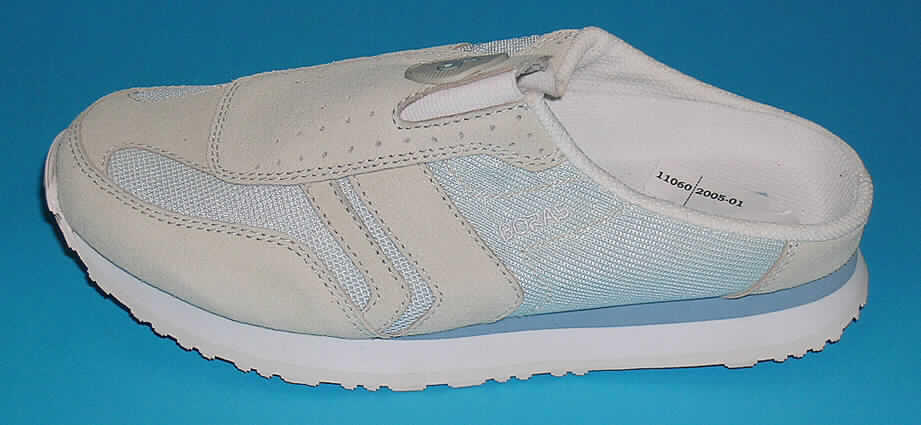 Freizeitschuhe (lt. Antrag VISTA CLOG), siehe Foto,
- mit Laufsohlen aus (lt. Antrag) Kunststoff,
- mit pantoffelartigem Oberteil (geschlossenes Blatt) aus Leder (den größten Teil der
  Außenfläche bildend) und Spinnstoff,
- mit Verstärkungen aus Leder,
- nach dem äußeren Erscheinungsbild, der Konzeption und der Ausstattung (elastisches
  Band über dem Spann und offener Fersenbereich) nicht für eine sportliche Betätigung 
  geeignet.
