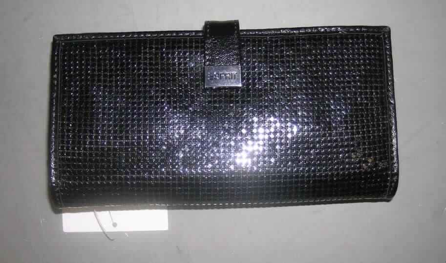 Handtaschenartikel, sog. Geldbörse aus Aluminium, siehe Foto,
- Korpus aus Kunststofffolien auf einer Spinnstoffunterlage und aus Spinnstoffen,
- die Außenseite wird aus Kunststofffolien (Rückseite), Spinnstoffen (Seitenteile) und 
  verketteten Metallplättchen (Frontseite und ein Teil der Rückseite) gebildet,
-- die verketteten Metallplättchen bestimmen aufgrund des Umfangs und im Hinblick auf 
   die Zierwirkung den Charakter der Außenseite,
- mit den Abmessungen 19 x 10 x 3 cm,
- aufklappbar, mit einem Druckknopfriegel,
- innen mit einem Reißverschlussfach für Münzen und Scheine und diversen
  Einsteckfächern für Kreditkarten, Fahrkarten oder ähnliches,
- augenscheinlich nicht handgearbeitet.
