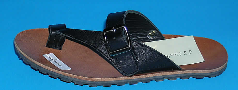 Sandalen mit Zehenschlaufe (siehe Foto),
- mit Laufsohlen aus (lt. Antrag) Kautschuk,
- mit Oberteil aus (lt. Antrag) Leder,
- ohne Metallschutz in der Vorderkappe,
- nicht geschlossenes Blatt (Riemen an vier Punkten mit der Sohle verbunden),
- nicht den Knöchel bedeckend,
- ohne Absatz,
- mit einer Länge der Innensohle von mehr als 24 cm,
- nicht als Männer- oder Frauenschuhe erkennbar.