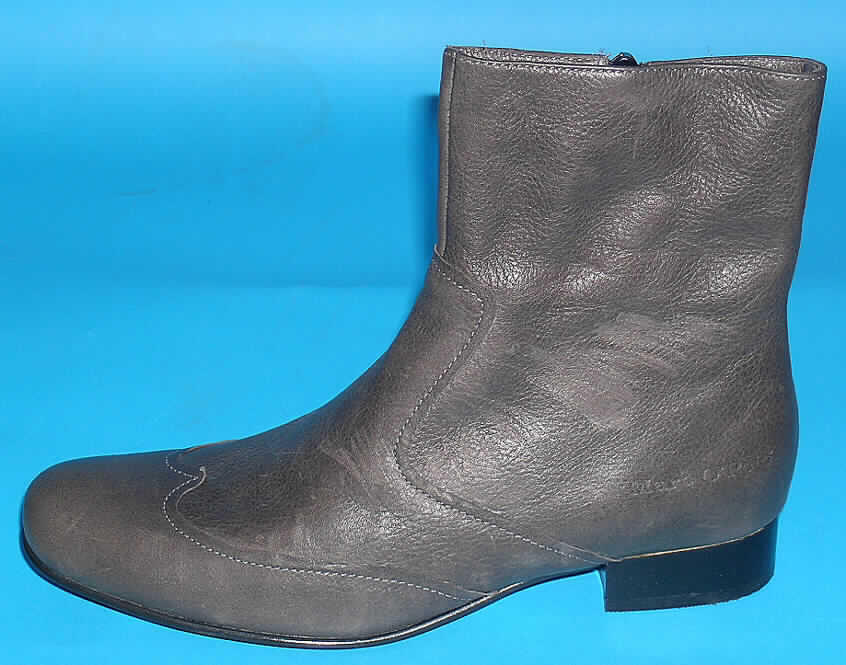 Freizeitschuhe, Halbstiefel, siehe Foto, 
- mit Laufsohlen aus (lt. Antrag) Kunststoff, 
- mit Oberteil (geschlossenes Blatt) aus (lt. Antrag) Leder,
- mit Reißverschluss, 
- ohne Metallschutz in der Vorderkappe,
- den Knöchel, jedoch nicht die Wade bedeckend,
- mit einer Länge der Innensohle von mehr als 24 cm,
- nicht als Männer- oder Frauenschuhe erkennbar,
- aufgrund des Schnitts und der Ausstattung nicht für Sportzwecke geeignet.