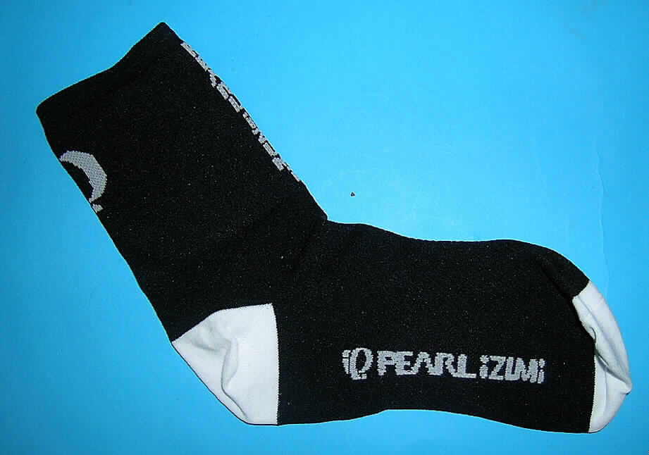 Socken, sog. Socken Multisport  Art. 9117 TOUR SOCK, in Erwachsenengröße , 
siehe Foto,
- aus 1,5 mm dicken, buntgewirkten und unterschiedlich strukturierten Gewirken aus 
  lt. Antrag 50% Nylon, 48% Coolmax (4-Kanal-Polyester-Faser) und 2% Lycra 
  (alles synthetische Chemiefasern),
- schlauchförmig abgepasst gewirkt und an den Fußspitzen durch Zusammennähen 
  konfektioniert,
- mit ausgearbeiteter Ferse, 
- mit einem ca. 1 cm breiten, elastischen, verengenden Abschluss am oberen Ende,
- die Knöchel bedeckend, nicht bis zur Mitte der Waden reichend (somit keine 
  Damenstrümpfe bzw. Strümpfe für Frauen).