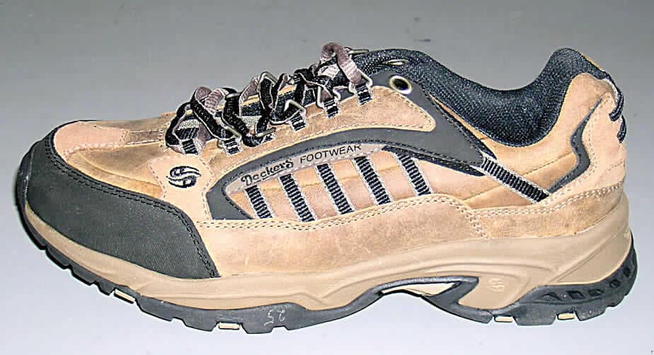 Freizeitschuhe; lt. Antrag: Herren-Halbschuh (Schnürer) - siehe Abbildung
- mit Laufsohlen aus Kunststoff (lt. Antrag), ohne Hauptsohle aus Holz
- mit Oberteil (geschlossenes Blatt) aus Leder
- mit Verstärkungsteilen aus Leder und Kunststoff (Spinnstoff mit einer mit dem bloßen Auge 
  wahrnehmbaren Außenschicht aus Kunststoff)
- ohne Schutz in der Vorderkappe
- nicht den Knöchel bedeckend
- mit einer Länge der Innensohle von mehr als 24 cm
- nicht als Männer- oder Frauenschuhe erkennbar
- mit Schnürsenkelverschluss
- aufgrund der verwindungssteifen Sohlenkonstruktion und der Ausstattung (u.a. Triangelösen 
  aus Metall) vorrangig zum Gehen und Wandern, nicht zur Ausübung einer Sportart geeignet