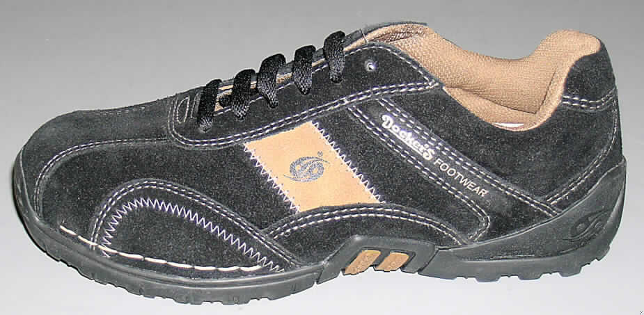 Freizeitschuhe; lt. Antrag: Herren-Halbschuh (Schnürer) - siehe Abbildung
- mit Laufsohlen aus Kunststoff (lt. Antrag), ohne Hauptsohle aus Holz
- mit Oberteil (geschlossenes Blatt) aus Leder
- mit Verstärkungsteilen aus Leder und Kunststoff (stabile Fersenkappe, die ein sicheres 
  Auftreten der Ferse beim Gehen gewährleistet)
- ohne Schutz in der Vorderkappe
- nicht den Knöchel bedeckend
- mit einer Länge der Innensohle von mehr als 24 cm
- nicht als Männer- oder Frauenschuhe erkennbar
- mit Schnürsenkelverschluss
- aufgrund der verwindungssteifen, starren Brandsohle, der profilierten Laufsohle und der 
  Schnittführung (u.a. mit zierenden zick-zack-Steppnähten) vorrangig zum Gehen und 
  Wandern, nicht zur Ausübung einer Sportart geeignet