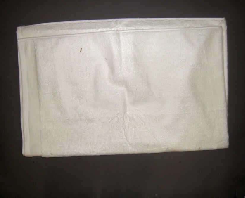Wäsche zur Körperpflege (Handtuch), sog. Badehandtuch, Artikel 9003, siehe Foto,
- aus 2,8 mm dicken, einfarbigen Schlingengeweben (Frottierware) aus laut Antrag 100 % Baumwolle,
- rechteckig; in den Abmessungen: etwa 152 cm x 93 cm,
- an allen Rändern durch Umschlagen und Festnähen gesäumt (konfektioniert), 
- wird üblicherweise regelmäßig gewaschen.