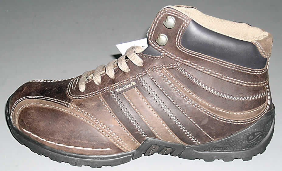 Freizeitschuhe (Wanderschuhe); lt Antrag Herrenschuh (Boot) - siehe Abbildung
- mit Laufsohlen aus Kunststoff (lt. Antrag); Hauptsohle nicht aus Holz
- mit Oberteil (geschlossenes Blatt) aus Leder (den größten Teil der Außenfläche bildend) 
  und Kunststoff (Spinnstoff mt einer mit bloßem Auge wahrnehmbaren Außenschicht aus 
  Kunststoff)
- mit Verstärkungsteilen aus Leder und Kunststoff (stabile Fersenkappe, die ein sicheres 
  Auftreten der Ferse beim Gehen gewährleistet)
- mit einem Schnürsenkelverschluss
- ohne Schutz in der Vorderkappe
- den Knöchel, jedoch nicht die Wade bedeckend
- mit einer Länge der Innensohle von mehr als 24 cm
- nicht als Männer- oder Frauenschuhe erkennbar
- aufgrund der verwindungssteifen, starren Brandsohle, der profilierten Laufsohle, der Schnitt-
  führung (u.a. mit zierenden zickzack-Steppnähten) und der Metallhaken, vorrangig zum 
  Gehen und Wandern, nicht zur Ausübung einer Sportart geeignet