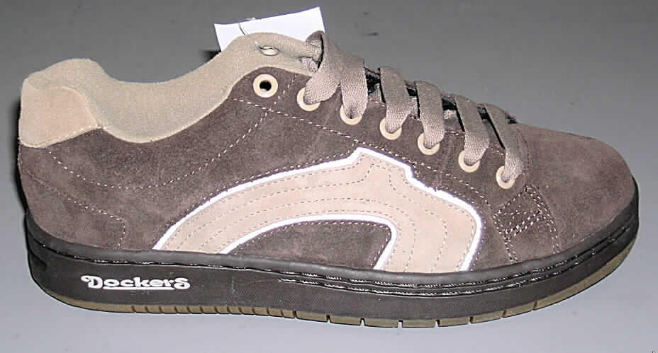 Trainingsschuhähnliche Schuhe; lt. Antrag Herrenhalbschuh (Schnürer) - siehe Abbildung
- mit Laufsohlen aus Kunststoff (lt. Antrag) 
- mit Oberteil (geschlossenes Blatt) aus Leder (lt. Antrag)
- nicht mit Dornen, Krampen, Klammern, Stollen oder ähnlichen Vorrichtungen versehen 
  oder für deren Anbringung hergerichtet (keine Sportschuhe)
- ohne Metallschutz in der Vorderkappe
- nicht den Knöchel bedeckend
- mit einer Länge der Innensohle von mehr als 24 cm
- nicht als Männer- oder Frauenschuhe erkennbar
- nach Spezialtechniken hergestellt, mit mehrlagiger, geformter, stoßdämpfende Eigen- 
  schaften aufweisender Sohle aus synthetischen Stoffen; lt. Antrag mit einem CIF-Preis von 
  mehr als 7,50 �