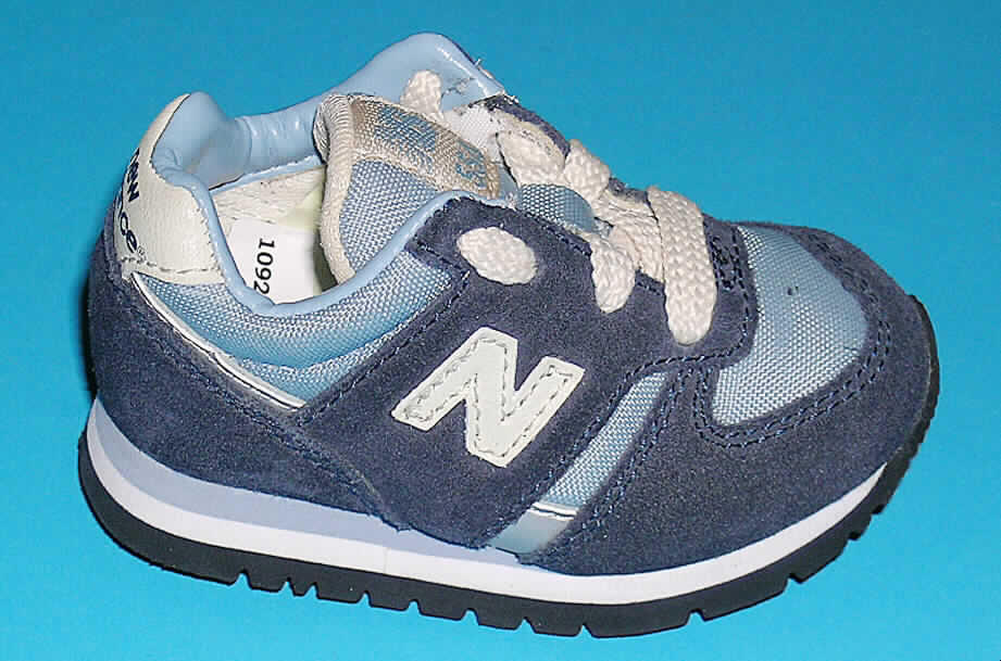 Trainingsschuhe (lt. Antrag: "Kids Classics Sportschuh", siehe Foto)
- mit Laufsohlen aus (lt. Antrag) Kautschuk,
- mit Oberteil (geschlossenes Blatt) aus Leder (den größten Teil der Außenfläche bildend), 
  Spinnstoff und Kunststoff (Spinnstofferzeugnisse mit einer mit bloßem Auge 
  wahrnehmbaren  Außenschicht aus Kunststoff),
- auf das Oberteil sind an mehreren Stellen Stücke aus Leder und Kunststoff als 
  Verstärkungsteile aufgesetzt,
- nicht mit Dornen, Krampen, Klammern, Stollen oder ähnlichen Vorrichtungen versehen oder 
  für deren Anbringung hergerichtet (keine Sportschuhe),
- ohne Metallschutz in der Vorderkappe,
- nicht den Knöchel bedeckend,
- mit einer Länge der Innensohle von weniger als 24 cm,
- (lt. ergänzenden Antragsangaben) mit einem cif-Preis je Paar von weniger als 9 Euro