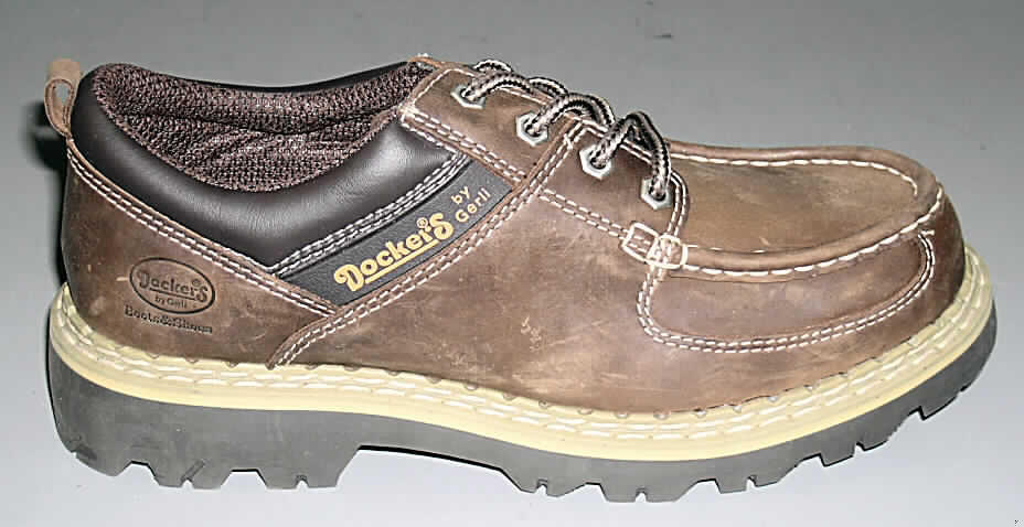 Freizeitschuhe; lt. Antrag: Herren-Halbschuh (Schnürer) - siehe Abbildung
- mit Laufsohlen aus Kunststoff (lt. Antrag), ohne Hauptsohle aus Holz
- mit Oberteil (geschlossenes Blatt) aus Leder (den größten Teil der Außenfläche bildend) 
  und Kunststoff (Spinnstoff mit einer mit dem bloßen Auge wahrnehmbaren Außenschicht 
  aus Kunststoff)
- mit Schnürsenkelverschluss
- ohne Schutz in der Vorderkappe
- nicht den Knöchel bedeckend
- mit einer Länge der Innensohle von mehr als 24 cm
- nach Schnitt und Form als Männerschuhe erkennbar
- nicht zur Ausübung einer Sportart geeignet