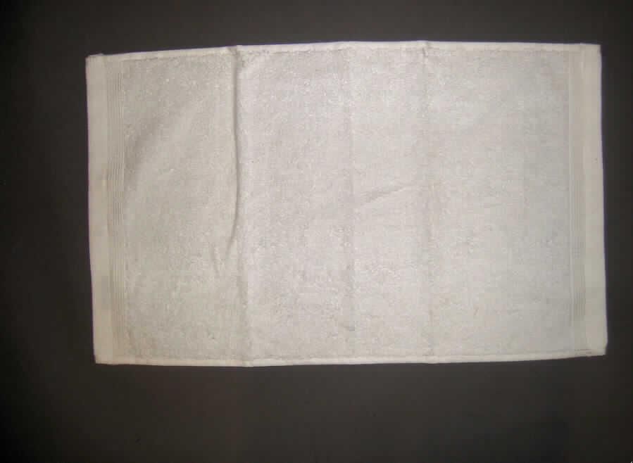 Wäsche zur Körperpflege (Handtuch), sog. Gästehandtuch, Artikel 9001, siehe Foto,
- aus 2,2 mm dicken, einfarbigen Schlingengeweben (Frottierware) aus laut Antrag 100 % Baumwolle,
- rechteckig; in den Abmessungen: etwa 31 cm x 52 cm,
- an allen Rändern durch Umschlagen und Festnähen gesäumt (konfektioniert), 
- wird üblicherweise regelmäßig gewaschen.