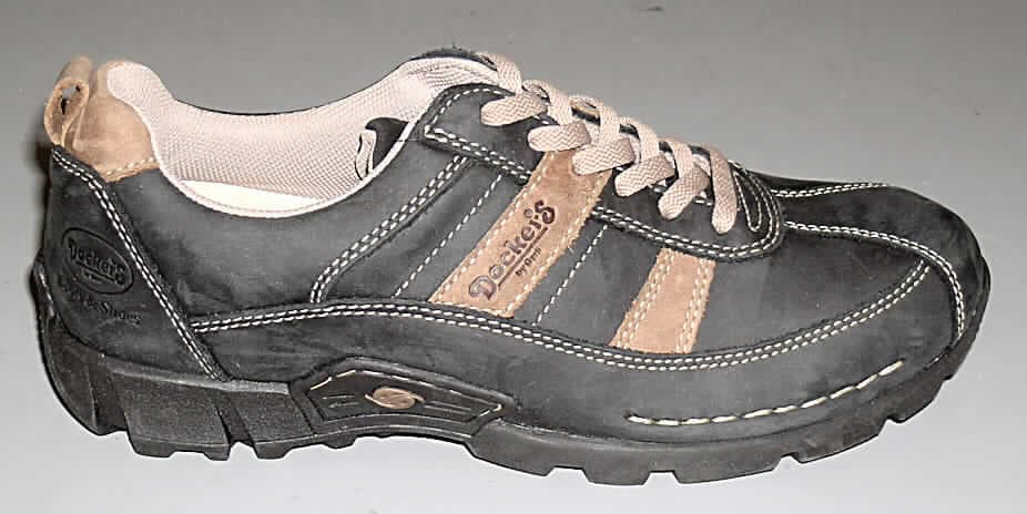 Freizeitschuhe; lt. Antrag: Herren-Halbschuh (Schnürer) - siehe Abbildung
- mit Laufsohlen aus Kunststoff (lt. Antrag), ohne Hauptsohle aus Holz
- mit Oberteil (geschlossenes Blatt) aus Leder
- ohne Schutz in der Vorderkappe
- nicht den Knöchel bedeckend
- mit einer Länge der Innensohle von mehr als 24 cm
- nicht als Männer- oder Frauenschuhe erkennbar
- mit Schnürsenkelverschluss
- aufgrund der verwindungssteifen, starren Brandsohle, der profilierten Laufsohle und der 
  Schnittführung (u.a. mit zierenden Steppnähten) vorrangig zum Gehen und Wandern, 
  nicht zur Ausübung einer Sportart geeignet