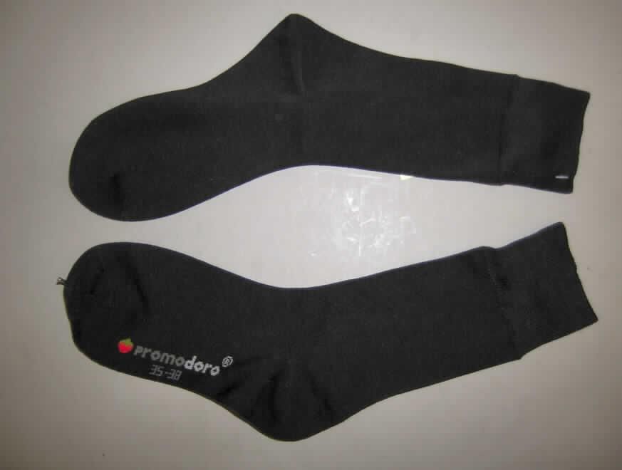 Socken, Artikel 8100, Größe 35-38, siehe Foto,
- aus 1,4 mm dicken, einfarbigen Gewirken aus laut Antrag 79% Baumwolle, 16% Polyamid
  und 5% Elastan (Elastomergarn, synthetische Chemiefasern),
- schlauchförmig abgepasst gewirkt und an den Fußspitzen durch Zusammennähen konfektioniert,
- mit ausgearbeiteter Ferse,
- am oberen Rand mit einem gerippten Abschluss,
- den Knöchel bedeckend, nicht über die Waden reichend.