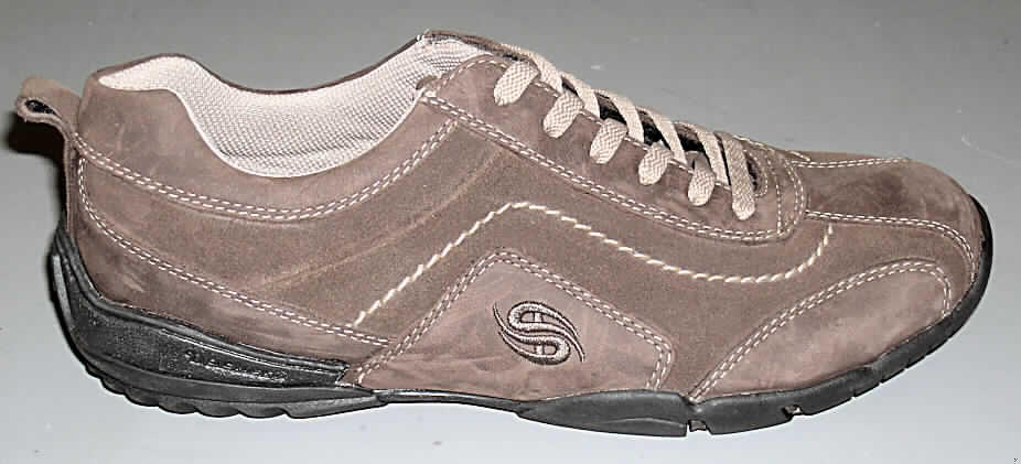 Freizeitschuhe; lt. Antrag: Herren-Halbschuh (Schnürer) - siehe Abbildung
- mit Laufsohlen aus Kunststoff (lt. Antrag), ohne Hauptsohle aus Holz
- mit Oberteil (geschlossenes Blatt) aus Leder
- mit Verstärkungsteilen aus Leder und Kunststoff (stabile Fersenkappe, die ein sicheres 
  Auftreten der Ferse beim Gehen gewährleistet)
- ohne Schutz in der Vorderkappe
- nicht den Knöchel bedeckend
- mit einer Länge der Innensohle von mehr als 24 cm
- nicht als Männer- oder Frauenschuhe erkennbar
- mit Schnürsenkelverschluss
- aufgrund der verwindungssteifen, starren Brandsohle, der profilierten Laufsohle und der 
  Schnittführung (u.a. mit zierenden Steppnähten) vorrangig zum Gehen und 
  Wandern, nicht zur Ausübung einer Sportart geeignet