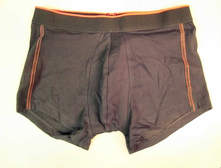 Unterhose für Männer, sog. Shorts, Artikel 8001, Größe S, siehe Foto
- aus 0,6 mm dicken, einfarbigen Gewirken aus lt. Antrag 95% Baumwolle und 5 % Elastan (Elastomergarn; 
  Chemiefasern),
- aufgrund des anatomischen Schnitts und der Verarbeitung als Männerkleidung erkennbar,
- in der Taille abschließend, mit einem elastischen Taillenbund, ohne Öffnung und ohne Verschluss,
- als Slip ohne Eingriff gearbeitet,
- an den Beinabschlüssen gesäumt,
- aufgrund des Materials, des Schnitts und der Ausstattung keine kurze Hose der Position 6103.