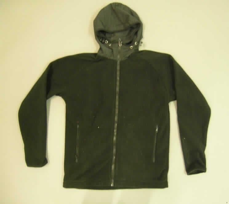 Strickjackenähnliches Kleidungsstück, sog. Fleece Hoodie, Größe M
- aus 2,8 mm dicken, einfarbigen, beidseitig gerauten Gewirken (sog. Fleece) aus 
  laut Antrag 100 % Polyester (synthetische Chemiefasern), 
- über die Taille reichend (Rückenlänge: 73 cm),
- mit einer Kapuze aus Geweben, mit Tunnelzug,
- vorn mit einer durchgehenden Öffnung mit einem bis zum Kapuzenansatz reichenden 
  Reißverschluss, ohne Überlappung; ohne Merkmale, die auf den Trägerkreis hinweisen 
  (unisex),
- mit langen Ärmeln, an den Abschlüssen mit einem elastischen Band aus Gewirke 
  eingefasst,
- ungefüttert; nicht in Bahnen gearbeitet und wegen fehlender Formfestigkeit der Gewirke 
  keine Jacke der Position 6104,
- unterhalb der Taille mit zwei eingesetzten Taschen, mit Reißverschluss,
- wird üblicherweise nicht über jeder anderen Kleidung zum Schutz gegen das Wetter 
  getragen, deshalb kein Kleidungsstück der Position 6102,
- am unteren, geraden Rand durch Umschlagen und Festnähen gesäumt.