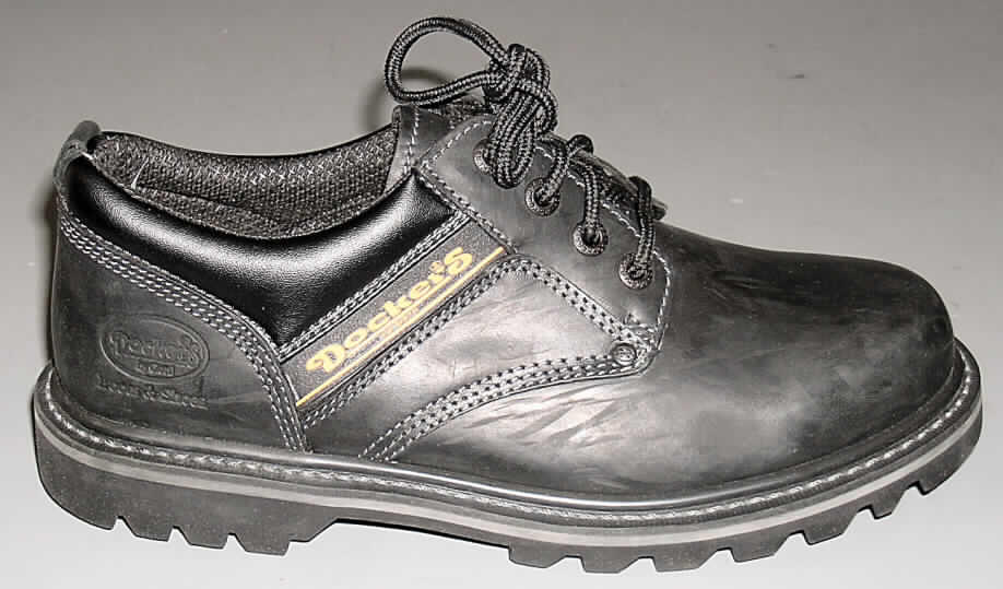 Freizeitschuhe; lt. Antrag: Herrenhalbschuh - siehe Abbildung
- mit Laufsohlen aus Kunststoff (lt. Antrag); Hauptsohle nicht aus Holz
- mit Oberteil (geschlossenes Blatt) aus Leder (den größten Teil der Außenfläche bildend) 
  und Kunststoff (Spinnstoff mit einer mit bloßem Auge wahrnehmbaren Außenschicht aus
  Kunststoff)
- mit Schnürsenkelverschluss
- ohne Schutz in der Vorderkappe
- nicht den Knöchel bedeckend
- mit einer Länge der Innensohle von mehr als 24 cm, 
- nach Schnitt und Form als Männerschuhe erkennbar
- nach der Gesamtkonzeption (Schnitt und Form) nicht für Sportzwecke