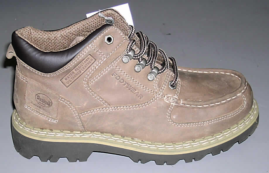 Freizeitschuhe; lt. Antrag: Herrenschuhe (Boots) - siehe Abbildung 
- mit Laufsohlen aus Kunststoff (lt. Antrag); Hauptsohle nicht aus Holz 
- mit Oberteil (geschlossenes Blatt) aus Leder (den größten Teil der Außenfläche bildend)
  und Kunststoff (Spinnstoff mit einer mit bloßem Auge wahrnehmbaren Außenschicht aus
  Kunststoff)
- mit Schnürsenkelverschluss und abstehenden Ösen aus Metall
- ohne Schutz in der Vorderkappe
- den Knöchel, jedoch nicht die Wade bedeckend
- mit einer Länge der Innensohle von mehr als 24 cm
- als Männerschuhe erkennbar (weiter Schnitt)
- aufgrund des äußeren Erscheinungsbildes (u.a.abstehende Metallösen) nicht für Sportzwecke